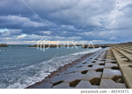冬天的富山灣,富山縣入前町下井野區的海岸線 冬天的富山灣,富山縣入前町下井野區的海岸線 86543471