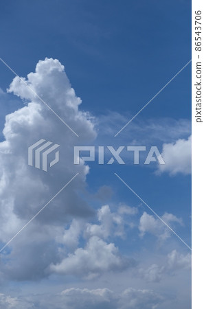 夏日天空中的積雨雲 86543706