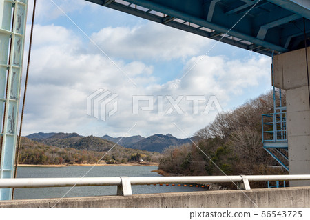 Winter scenery of Lake Senjoji (Aono Dam) in Sanda City, Hyogo Prefecture Winter scenery of Lake Senjoji (Aono Dam) in Sanda City, Hyogo Prefecture 86543725