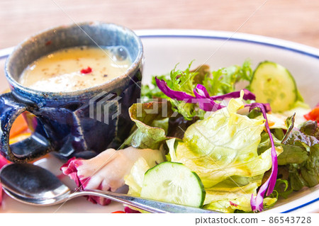 Cafe lunch cauliflower soup 86543728