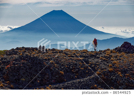 南阿爾卑斯山艾諾山頂附近的登山者和富士山 86544925
