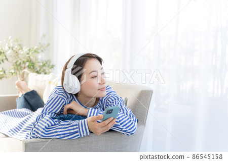 30 多歲的女性在沙發上放鬆 86545158