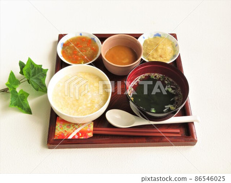 An example of a long-term care food that is easy to eat and delicious because it is soft 86546025