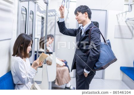 乘火車旅行的人 86546104