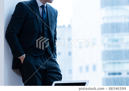 A businessman looking out the window, without a face, with a copy space 86546399