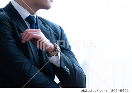 一個商人望著窗外,沒有臉,有復制空間 一個商人望著窗外,沒有臉,有復制空間 86546401