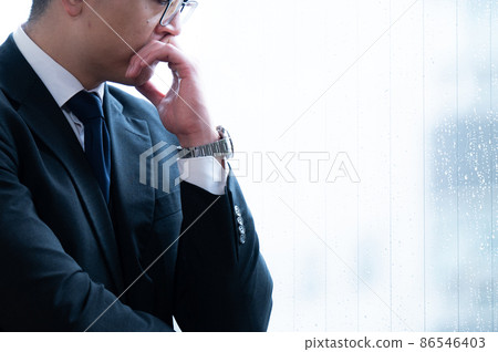 一個擔心或陷入困境的商人的形像有一個複制空間 一個擔心或陷入困境的商人的形像有一個複制空間 86546403