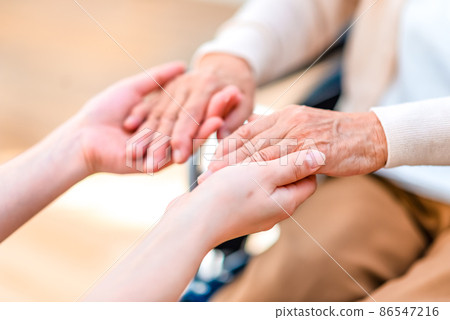 康復中心:護理人員和老人手牽手的圖像剪輯 康復中心:護理人員和老人手牽手的圖像剪輯 86547216