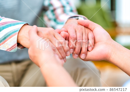 康復中心：護理人員和老人手牽手的圖像剪輯 86547217