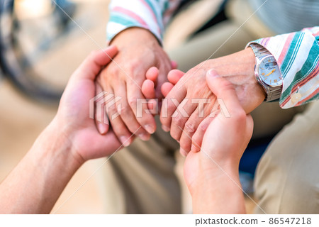 康復中心：護理人員和老人手牽手的圖像剪輯 86547218