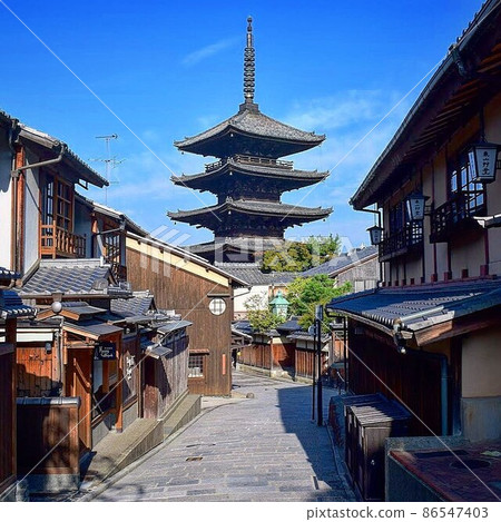[Highly rated] Yasaka Tower in the early morning when the blue sky shines 86547403