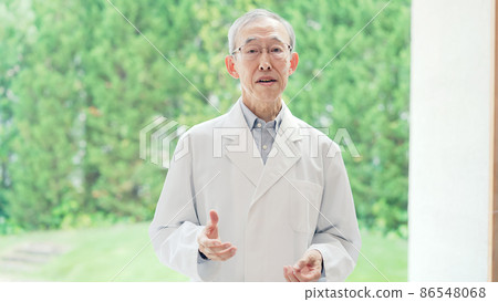 Interview with a senior man in a white coat to explain VTR lecture Interview with a senior man in a white coat to explain VTR lecture 86548068