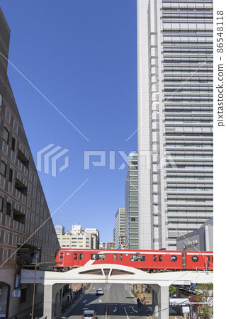 丸之內線的紅色列車與東京文京區千川通大廈的對比 丸之內線的紅色列車與東京文京區千川通大廈的對比 86548118