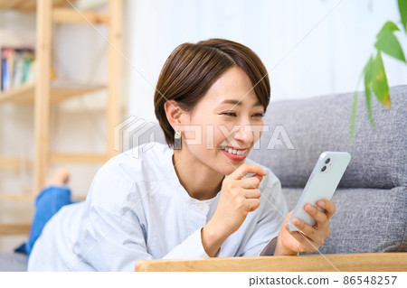 女性智能手機客廳內部 86548257