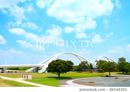 Scenery of Toyota Ohashi Bridge over the fresh green Yahagi River 86548303