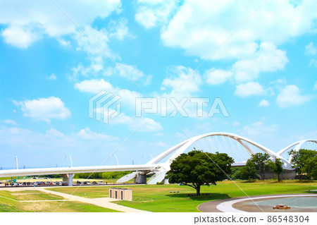 Scenery of Toyota Ohashi Bridge over the fresh green Yahagi River 86548304