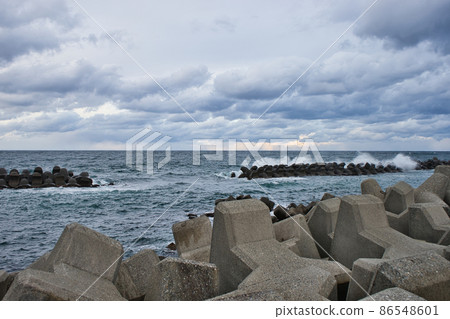 富山縣入前鎮冬季日本海富山灣、海岸線和防波堤 86548601