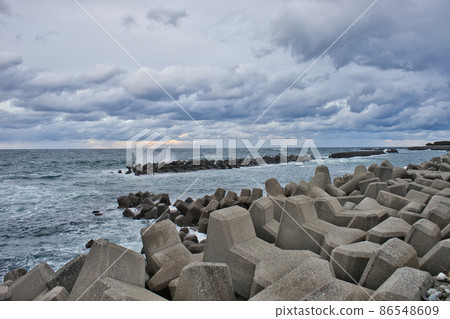Toyama Bay, Japan Sea in winter, coastline and breakwater in Nyuzen Town, Toyama Prefecture Toyama Bay, Japan Sea in winter, coastline and breakwater in Nyuzen Town, Toyama Prefecture 86548609