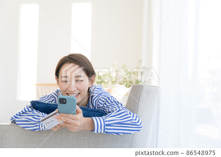 Card payment Home female 30s Card payment Home female 30s 86548975