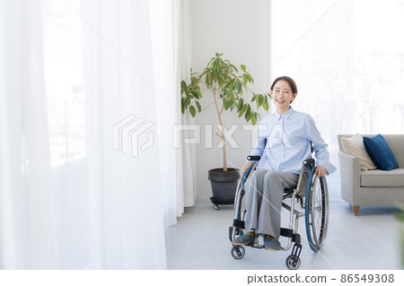30 多歲的輪椅女性在室內 86549308