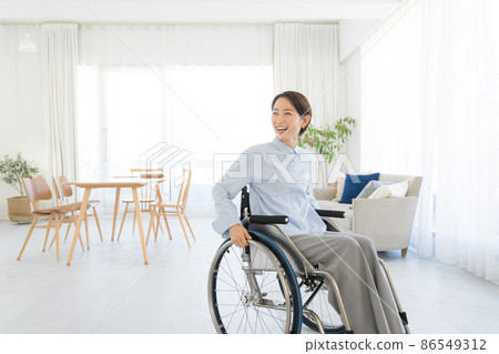 30 多歲的輪椅女性在室內 86549312