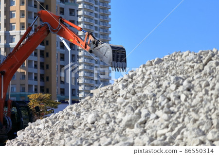 Image of a pile of rubble at the demolition site 86550314