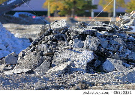 Image of a pile of rubble at the demolition site 86550321