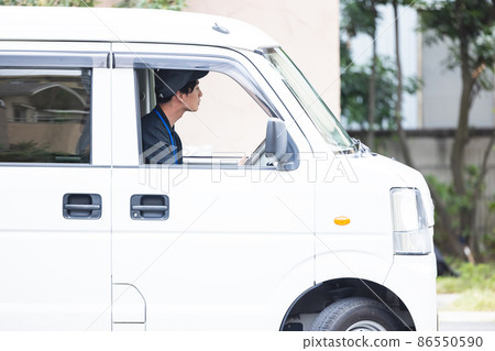 Male delivery driver 86550590