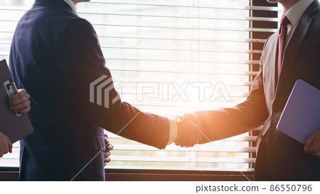 Businessman shaking hands 86550796