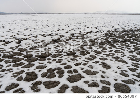 A cracked land A cracked land 86554397