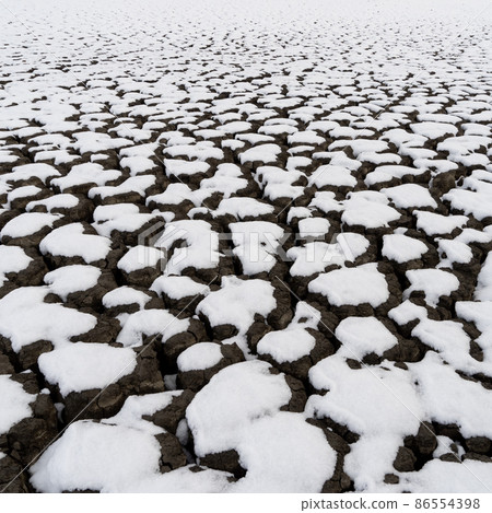 A cracked land 86554398
