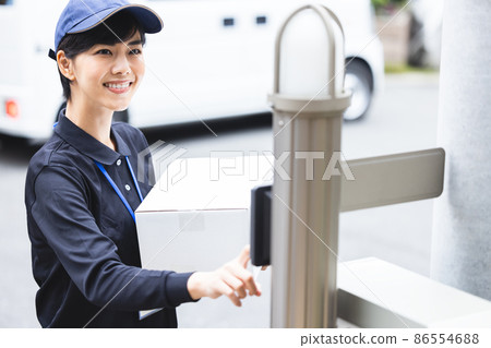 Female delivery staff Female delivery staff 86554688