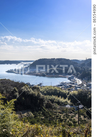 從靜岡縣濱松市北區細江町木賀看濱名湖。遠處可以看到東名高速公路的濱名湖大橋和觀山寺的摩天輪。 86554990