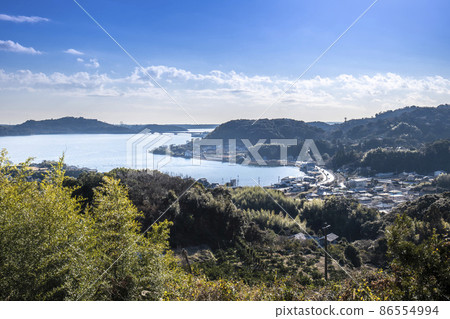 A view of Lake Hamana from Kiga, Hosoe-cho, Kita-ku, Hamamatsu City, Shizuoka Prefecture. You can see the Hamanako Bridge on the Tomei Expressway and the Ferris wheel at Kanzanji in the distance. 86554994
