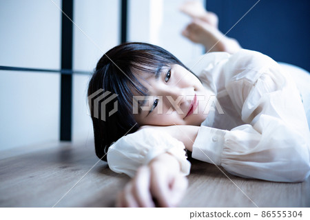 Young woman lying on the floor and relaxing 86555304