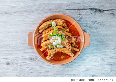 韓國菜在盤子裡煮了排骨 86556075