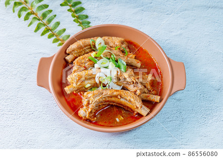 韓國菜在盤子裡煮了排骨 86556080
