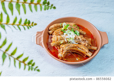 韓國菜在盤子裡煮了排骨 86556082