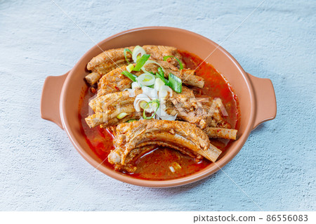 韓國菜在盤子裡煮了排骨 韓國菜在盤子裡煮了排骨 86556083