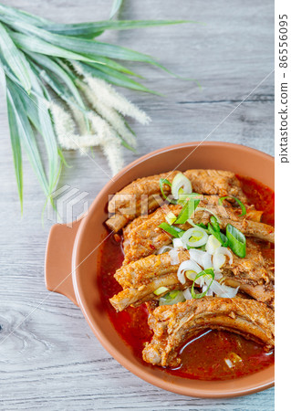 韓國菜在盤子裡煮了排骨 韓國菜在盤子裡煮了排骨 86556095