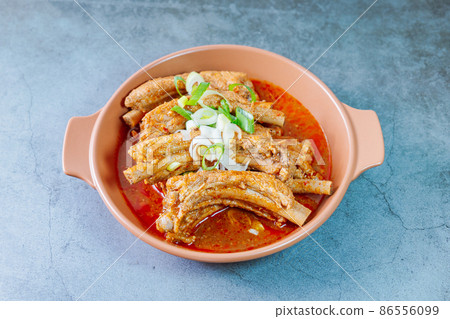 韓國菜在盤子裡煮了排骨 86556099
