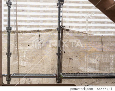 Construction scaffolding to be installed in a small space 86556721