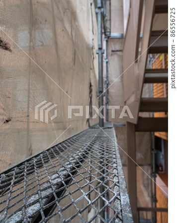 Construction scaffolding to be installed in a small space 86556725