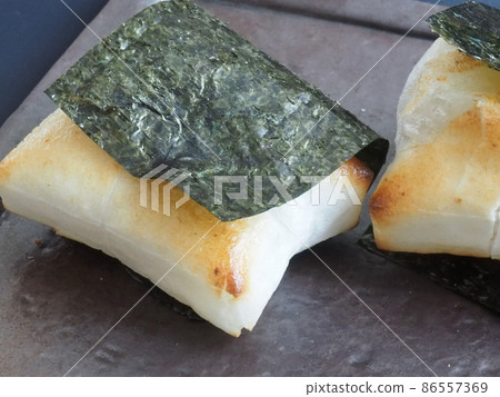 Mochi wrapped with freshly baked seaweed 86557369