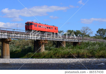 在晴朗的秋天,穿越十勝平原的薩津內川的根室本線普通列車(後續) 在晴朗的秋天,穿越十勝平原的薩津內川的根室本線普通列車(後續) 86557430
