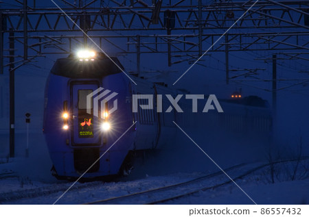 Limited express "Ozora" leaving Sapporo before dawn and heading for Kushiro on the frozen railroad 86557432