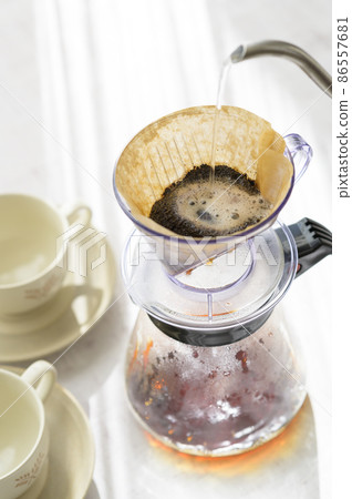 Make coffee with a hand drip 86557681