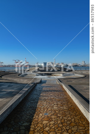 Tokyo Odaiba Shiokaze Park Water and Green Promenade Fountain Square 86557993