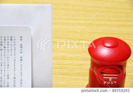 郵箱形狀的存錢罐和放在木桌上的禮文信封 86558261