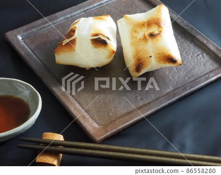 Two freshly made rice cakes on a square plate 86558280